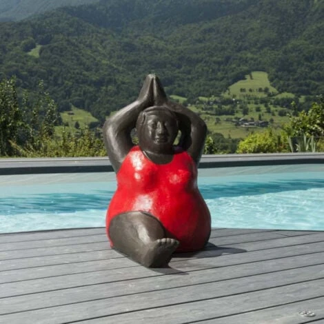 Sculpture De Grosse Femme En Rouge – Image 2
