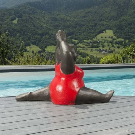 Sculpture De Grosse Femme En Rouge – Image 3
