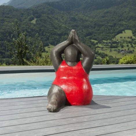 Sculpture De Grosse Femme En Rouge – Image 4