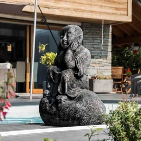 Statue Moine Shaolin Pensif Patiné Gris 80 Cm – Image 3