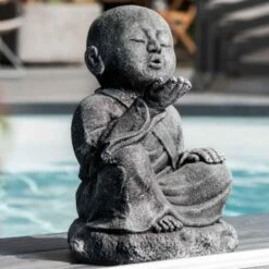 Statue De Jardin Moine Shaolin Heureux Patiné Gris 40 Cm