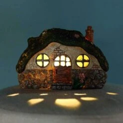 Figurine De Maison De Statue De Jardin De Fée, Belle Maison De Cheminée Avec Des Lumières Solaires De LED Pour Le Cadeau D'ornements De Pelouse De Jardin De Patio Extérieur D'intérieur